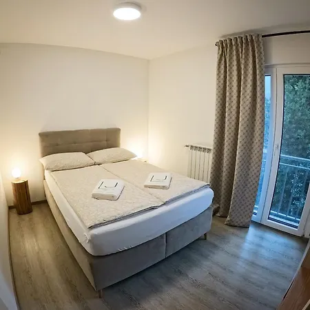 Lj - Apartament *